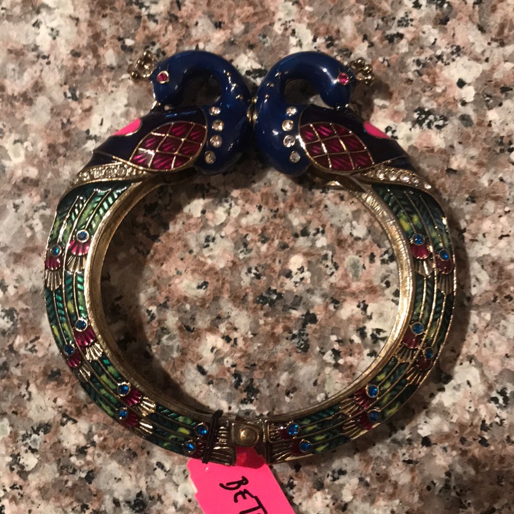 New Betsy Johnson swan bracelet Ret 125